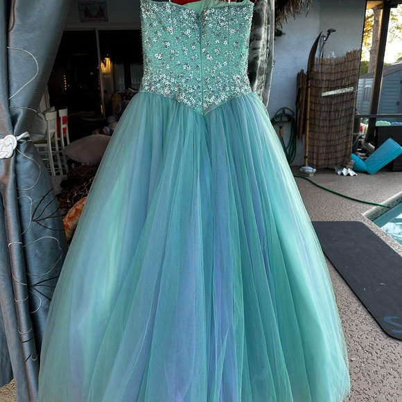 Exquisite gown! Photos can not due justice - Picture 3 of 5